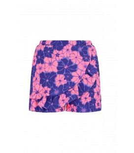 B.Nosy girls skort Raven